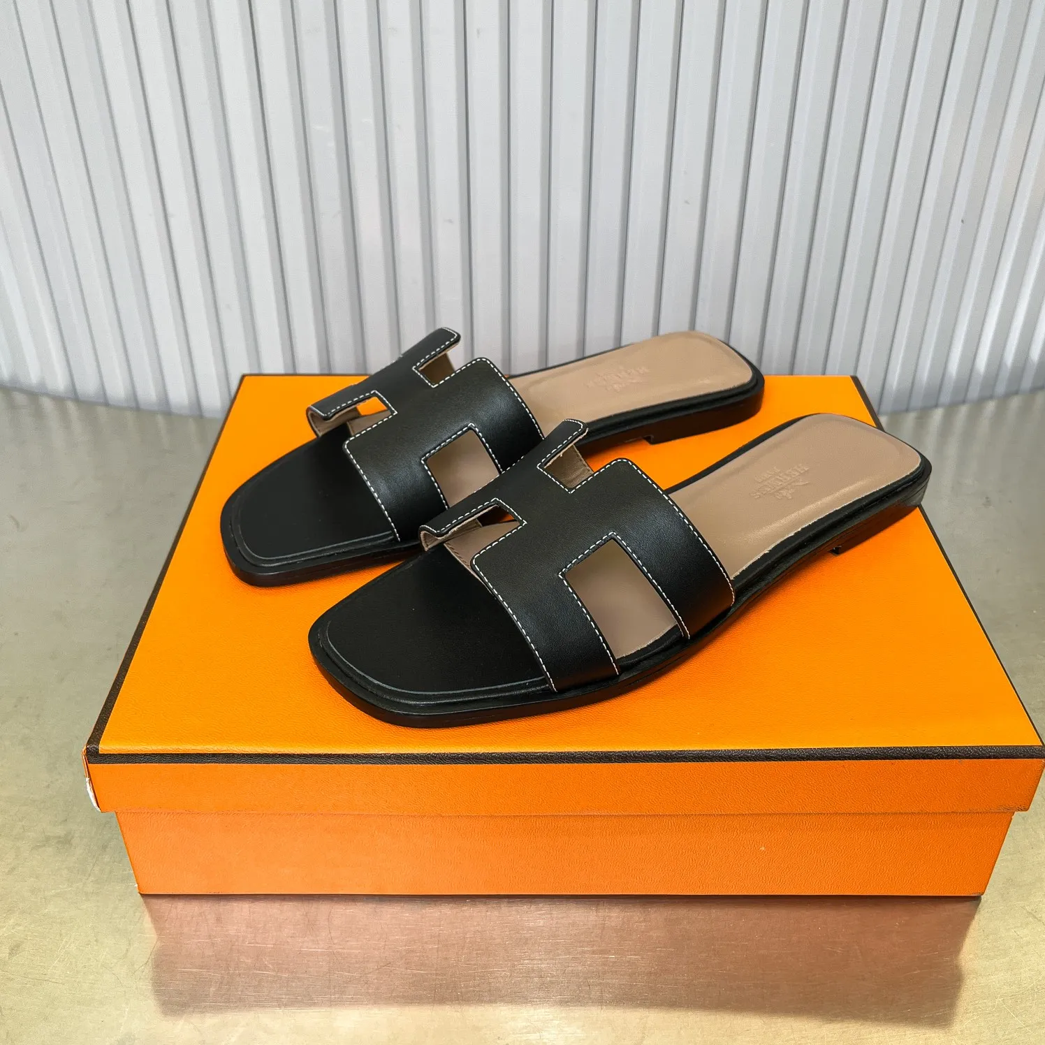 👟👟Ex-factory price 480👟👟 New style in early spring, splicing technology, new revision (Hermès), upgraded packaging, upgraded version and workmanship materials. Hermes®🔴The highest version of handmade shoes on the market ✨✨ Top product Hermès slippers🐎 —————————— The new model in early spring is the same as the original version, handmade by masters! ❥High-end customization, exclusive products, the highest version in the industry⚠❥Using: Hermers upper: Italian imported cowhide + original custom-grade Australian sheepskin feet + genuine leather outsole (pursuing top walking comfort) ✨~~〰〰〰〰❥ Packaging: ✔🚦Pay attention to the packaging➰Top-level exclusive box 〰The original top quality is on sale━━━━Hermes━━━━━ size: 35-40 (34.41.42 custom-made, non-refundable)